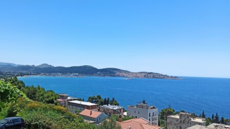 Bay of bar